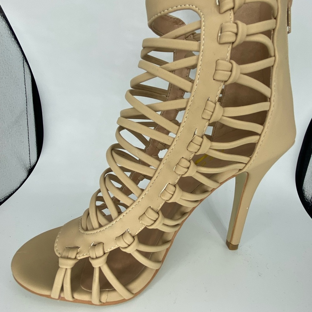 Glaze, color Nude Nubuck, size 7.